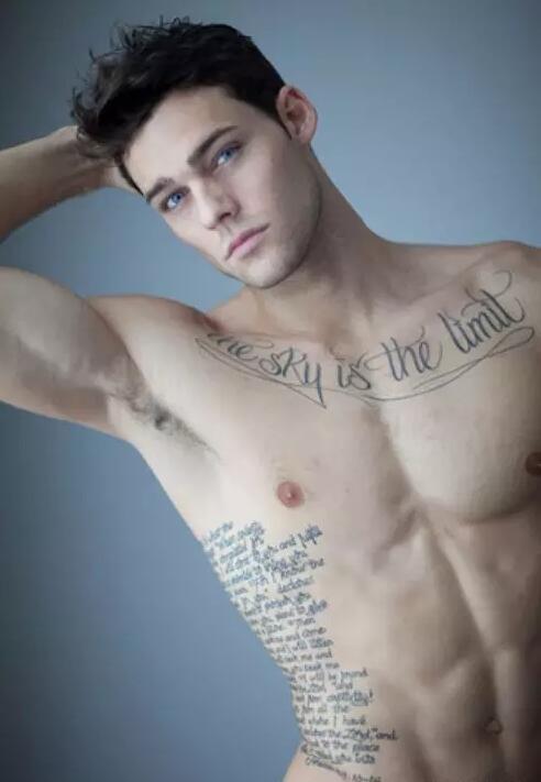 帅哥霸气个性的纹身图案