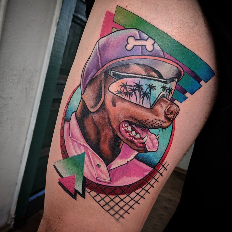 大腿纹身男 男生大腿上度假的小狗纹身图片