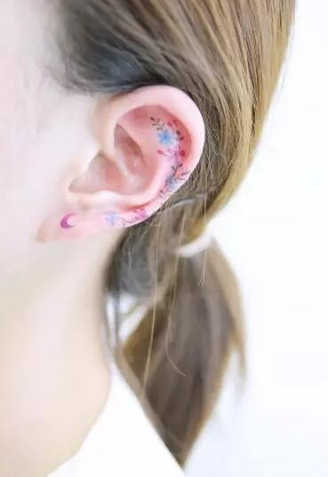 女孩耳朵后面好看的纹身图案