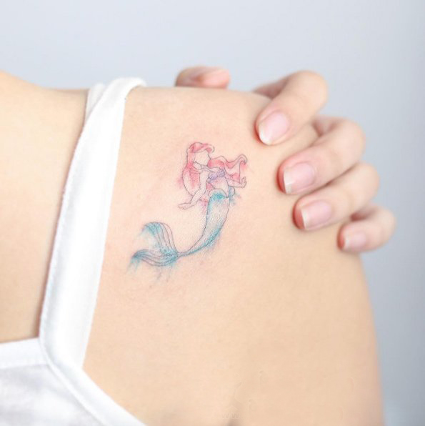 纹身后背图案女   清新秀丽的后背纹身图案