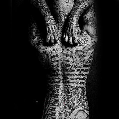 男生脊柱纹身  彰显个性的男生脊柱纹身图案