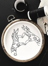 一张盘子里比心形的双手手稿