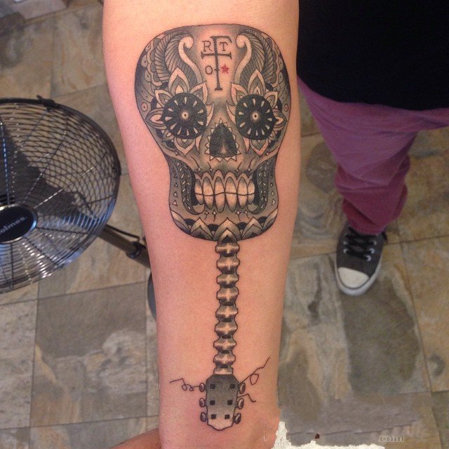 音乐纹身图案   创意表达的乐器纹身图案