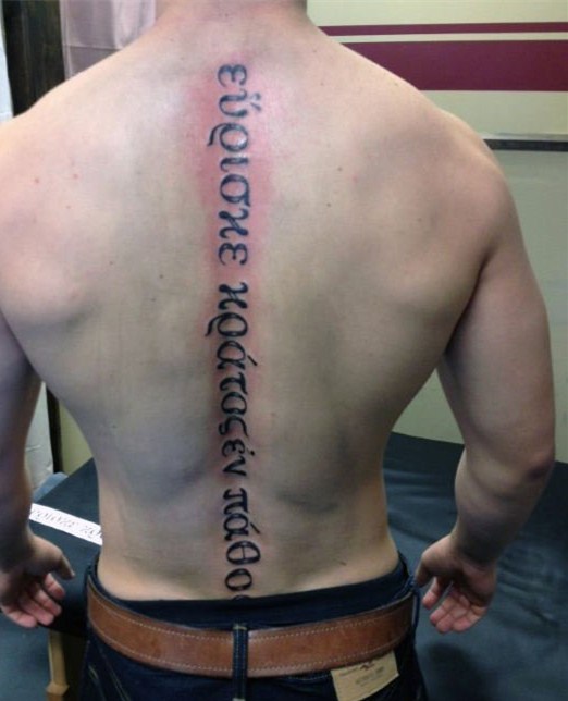 脊柱纹身男   别致而又大气的脊柱纹身图案