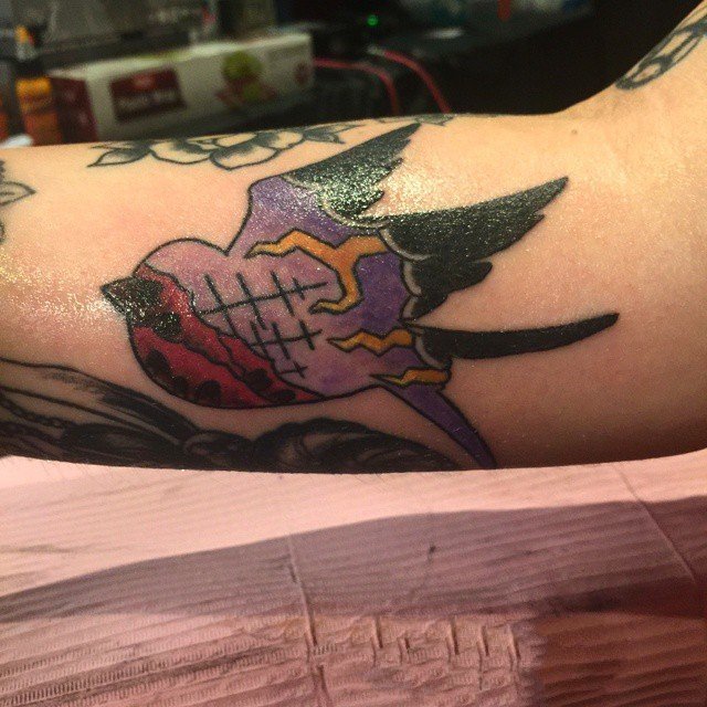 纹身鸟   自由翱翔的燕子纹身图案