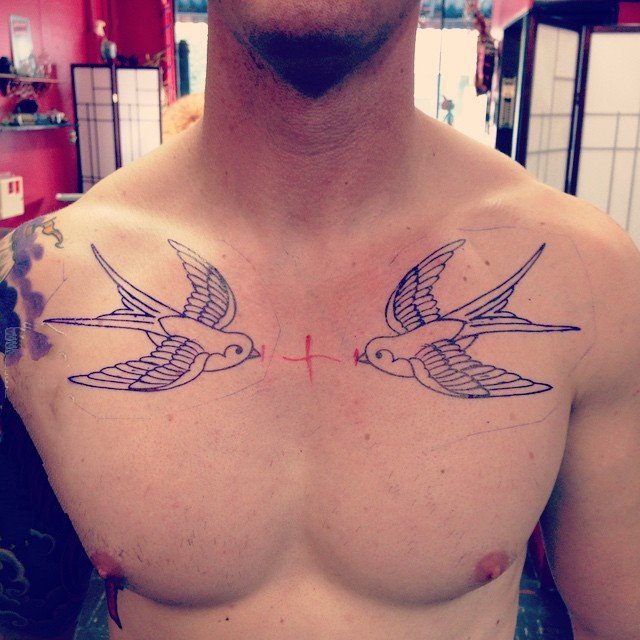 纹身鸟   自由翱翔的燕子纹身图案