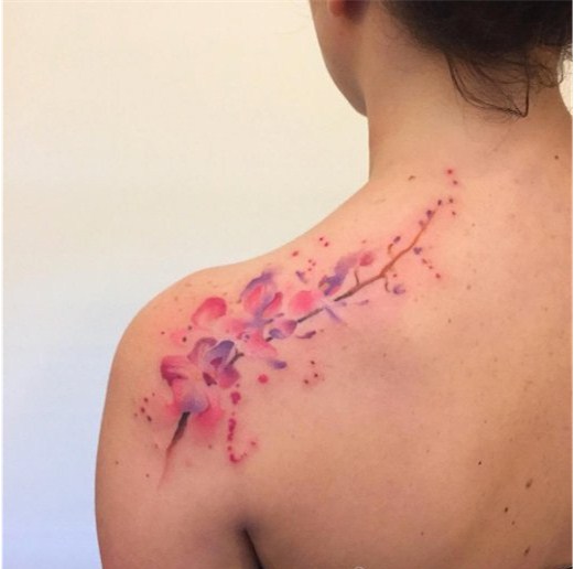 后背纹身图案   唯美靓丽的后背纹身图案