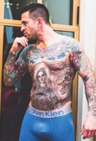 帅哥身上霸气的纹身