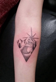 手臂山水纹身 女生手臂上指南针和山水纹身图片缩略频道推荐图