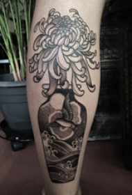 黑灰菊花纹身  男生小腿上黑灰色的菊花纹身图片