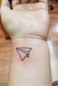纸飞机纹身图案 男生手腕上黑色的纸飞机纹身图片