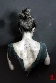 简单线条纹身  设计感与创意并存的线条纹身图案