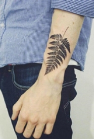 手腕上纹身图案 创意绽放的手腕上纹身图案