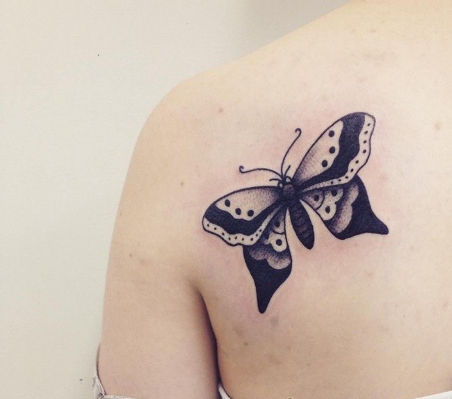 蝴蝶纹身图片   花间飞舞的蝴蝶纹身图案