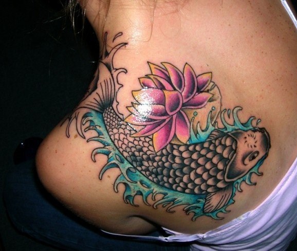 纹身鲤鱼   悠然自得的鲤鱼纹身图案