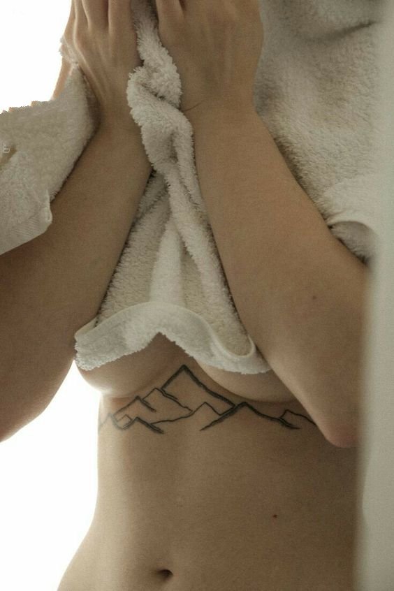 纹身胸骨  时尚而又个性十足的胸骨纹身图案