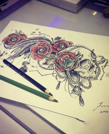 彩色个性玫瑰花骷髅羽毛纹身图片