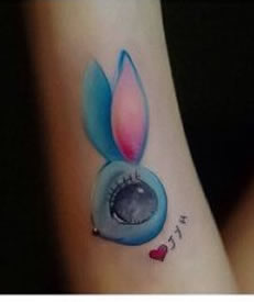 手臂彩色兔子纹身图案