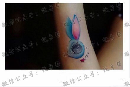 手臂彩色兔子纹身图案