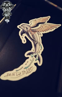 卡通带梦想的海豚纹身图案