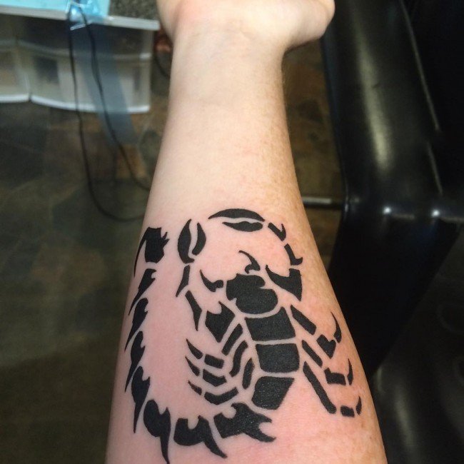 蝎子图片纹身  多款技巧性十足的蝎子纹身图案