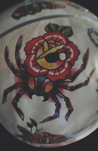 蜘蛛变异大红色花眼纹身图案