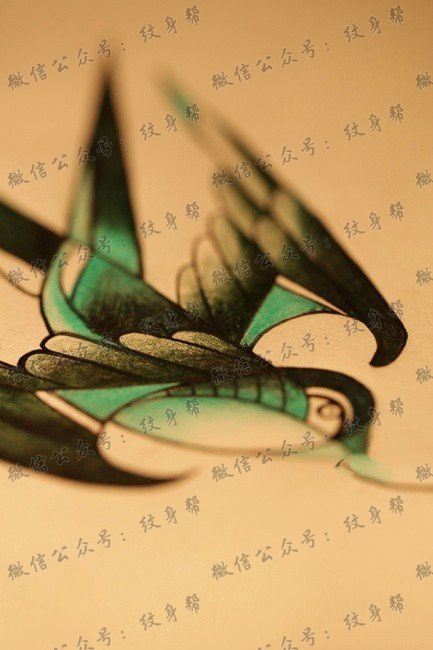 彩色个性燕子纹身图