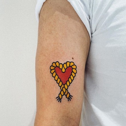 国外几张简约小清新桃心形纹身图案作品