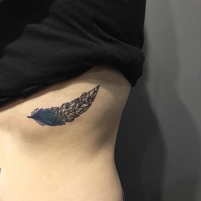 3d羽毛纹身 轻柔的彩色创意羽毛纹身图案