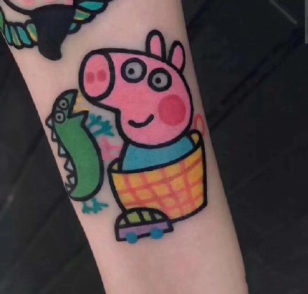 24张小猪佩奇纹身图案作品+手稿_小猪佩奇身上纹,掌声送给社会人