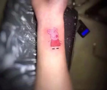 24张小猪佩奇纹身图案作品+手稿_小猪佩奇身上纹,掌声送给社会人