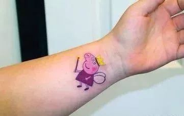 24张小猪佩奇纹身图案作品+手稿_小猪佩奇身上纹,掌声送给社会人