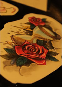 玫瑰镶嵌的沙漏手稿纹身图案