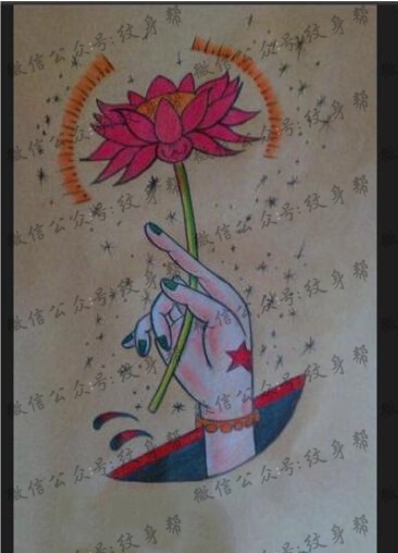 经典彩绘手持莲花纹身图案