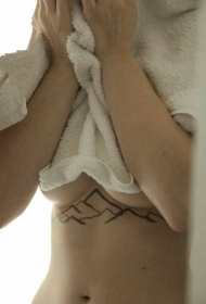 纹身胸骨  时尚而又个性十足的胸骨纹身图案