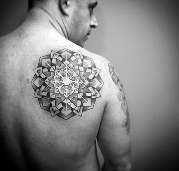 纹身背部   抽象而又动感的背部纹身图案