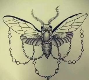 吊坠的飞蛾纹身图案