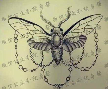 吊坠的飞蛾纹身图案