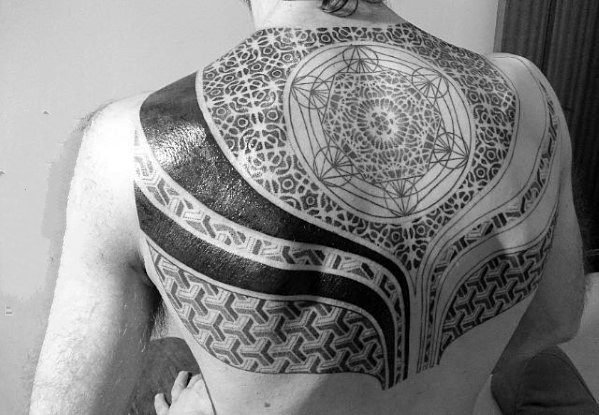 后背纹身男   设计感十足的后背纹身图案