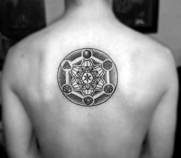 后背纹身男   设计感十足的后背纹身图案