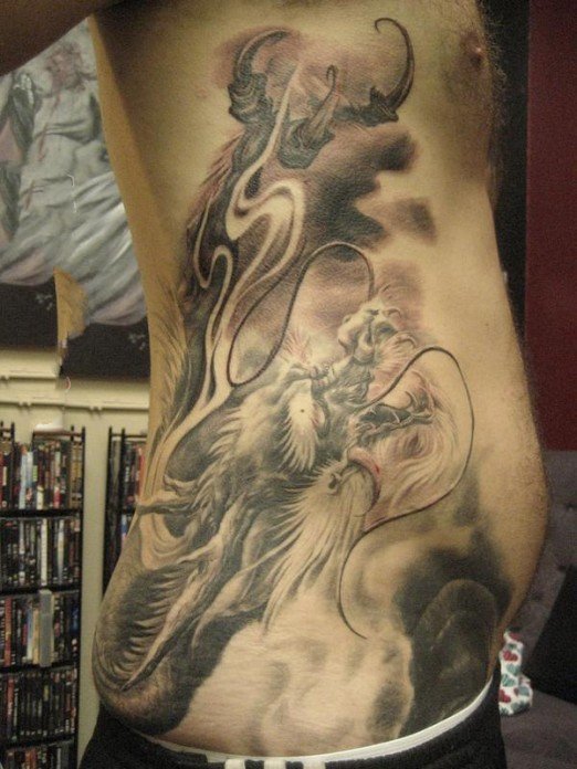 侧腰纹身图   设计感十足的侧腰纹身图案