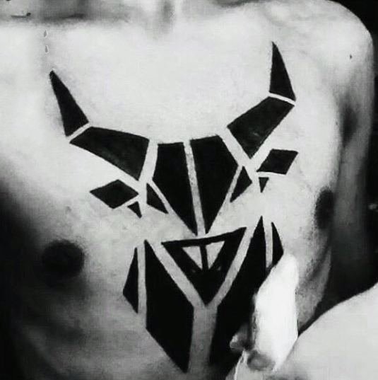 纹身图案胸部男  简洁大方的男生胸部纹身图案