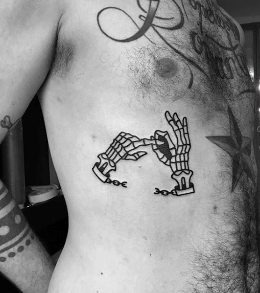 纹身图案胸部男  简洁大方的男生胸部纹身图案