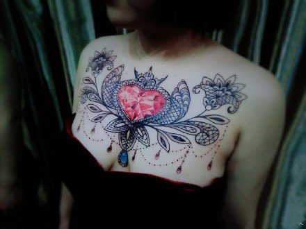 女性大花胸纹身_43张霸气漂亮的女性大花胸纹身图案作品