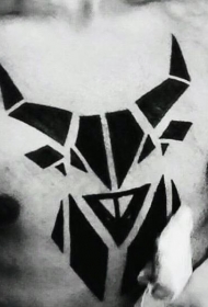 纹身图案胸部男  简洁大方的男生胸部纹身图案