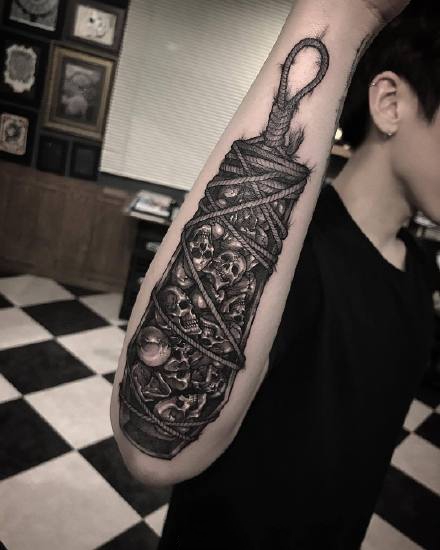 男性手臂newschool纹身_18张男性手臂上黑灰newschool纹身图案图片