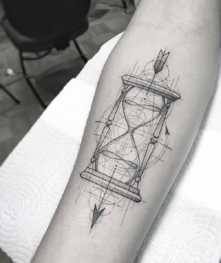 线条几何简约纹身_9张简约而不简单的黑灰几何线条纹身图案图片