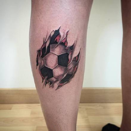 足球纹身作品_15张优秀的关于足球纹身图案图片欣赏