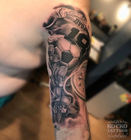 足球纹身作品_15张优秀的关于足球纹身图案图片欣赏