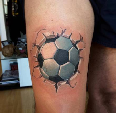 足球纹身作品_15张优秀的关于足球纹身图案图片欣赏